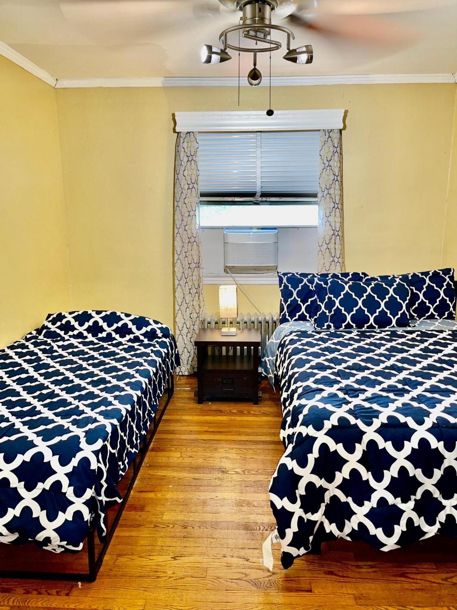 Lga Airport 3 Mins, 3 Bedroom Duplex House, Parking And Private Backyard, 9Mins Subway! New York Esterno foto